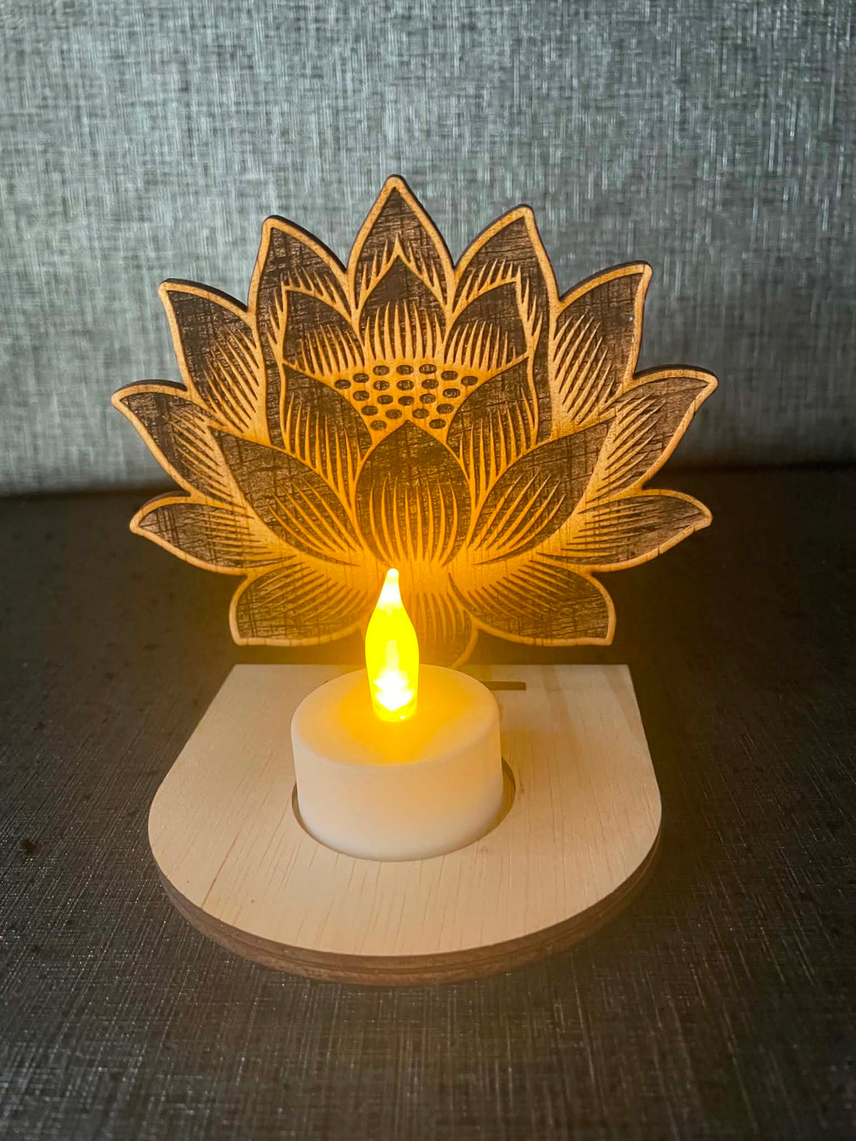 Waxinelichthouder Lotus met naam – incl. LED-kaars