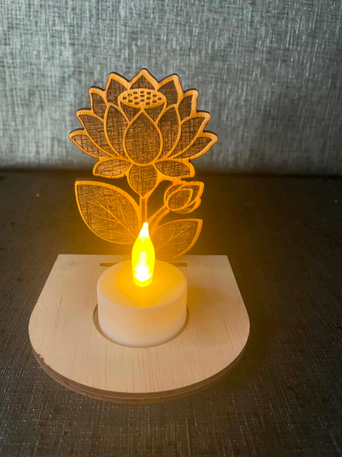 Waxinelichthouder Lotus met naam – incl. LED-kaars