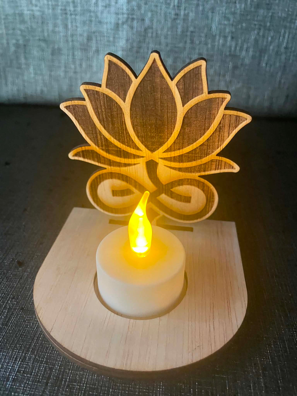 Waxinelichthouder Lotus met naam – incl. LED-kaars