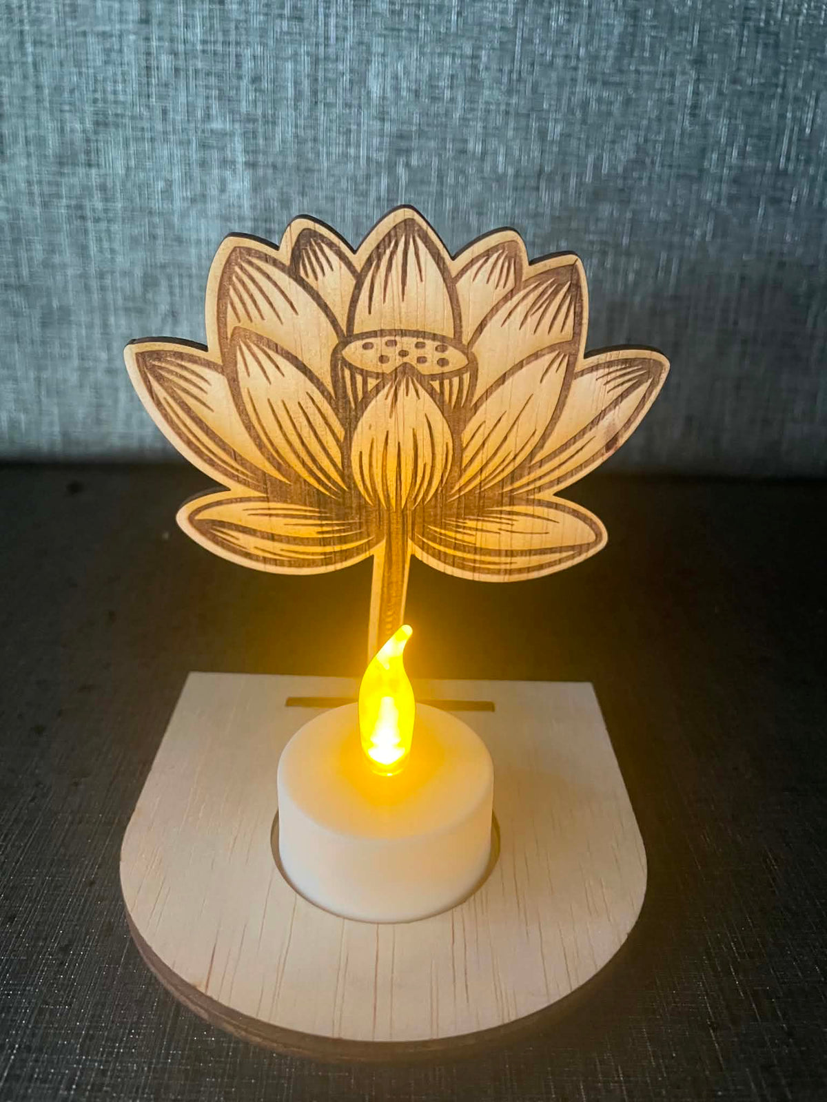 Waxinelichthouder Lotus met naam – incl. LED-kaars