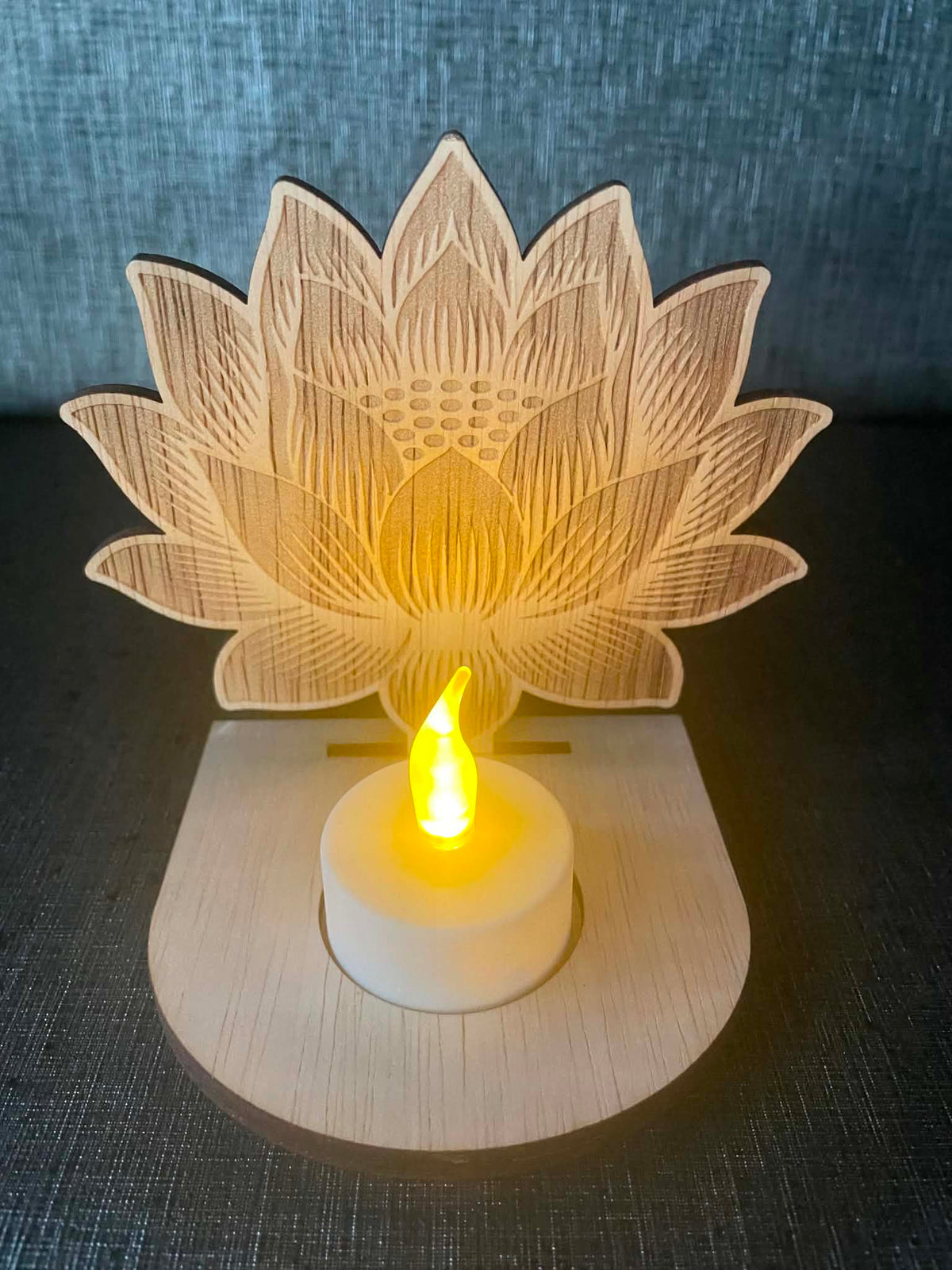 Waxinelichthouder Lotus met naam – incl. LED-kaars
