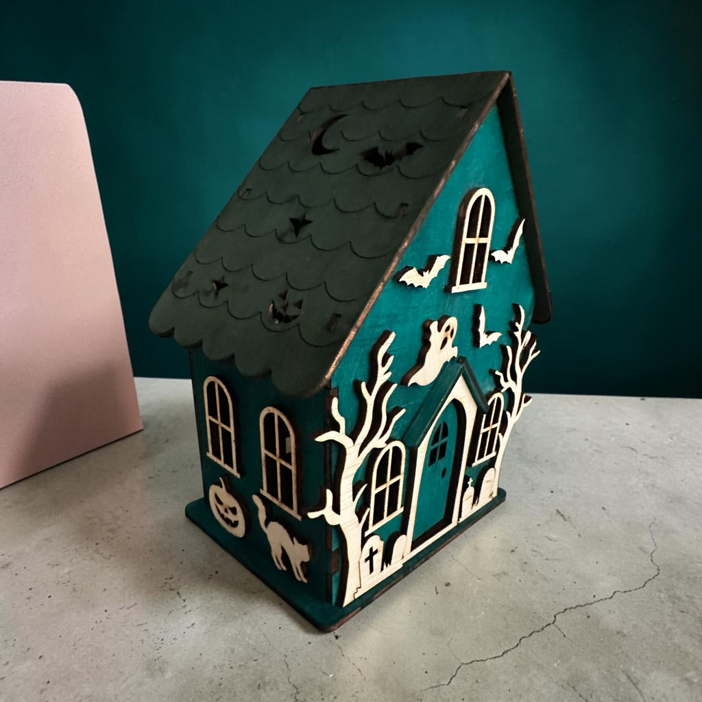Houten Halloween Huisje Turquoise – Spookhuis met Vleermuizen & Spoken